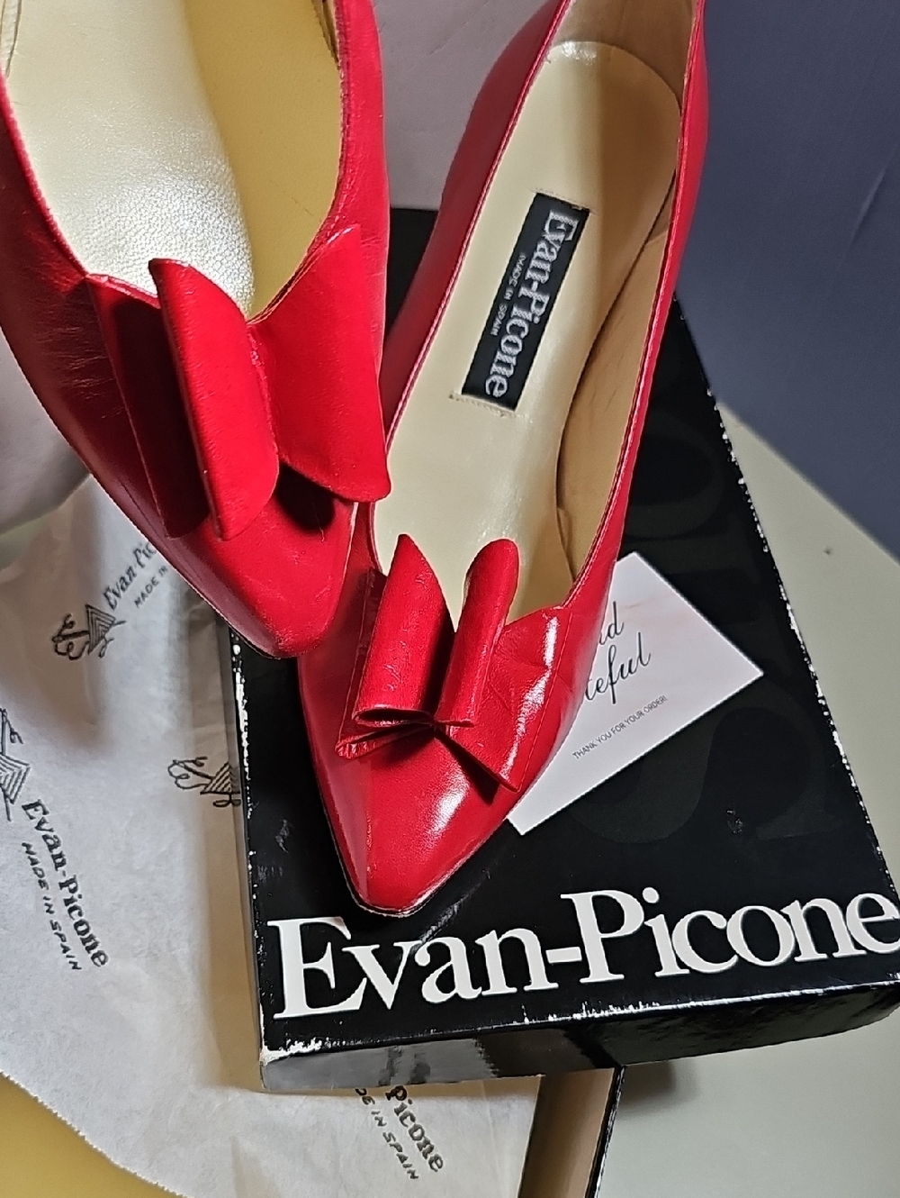 🔥 Vintage Evan-Picone Bright Red Leather Pointed Toe Bow Pumps – Size 8.5M – RE